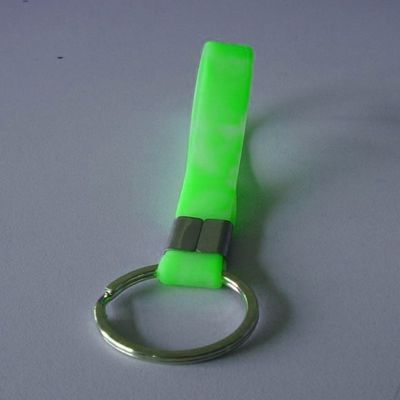 100% llavero promocional de los colgantes del silicón, accesorios del metal, color de Pantone