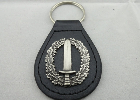 A presión los llaveros de cuero personalizados con el emblema de la aleación del cinc 3D, galjanoplastia de plata antigua de la fundición